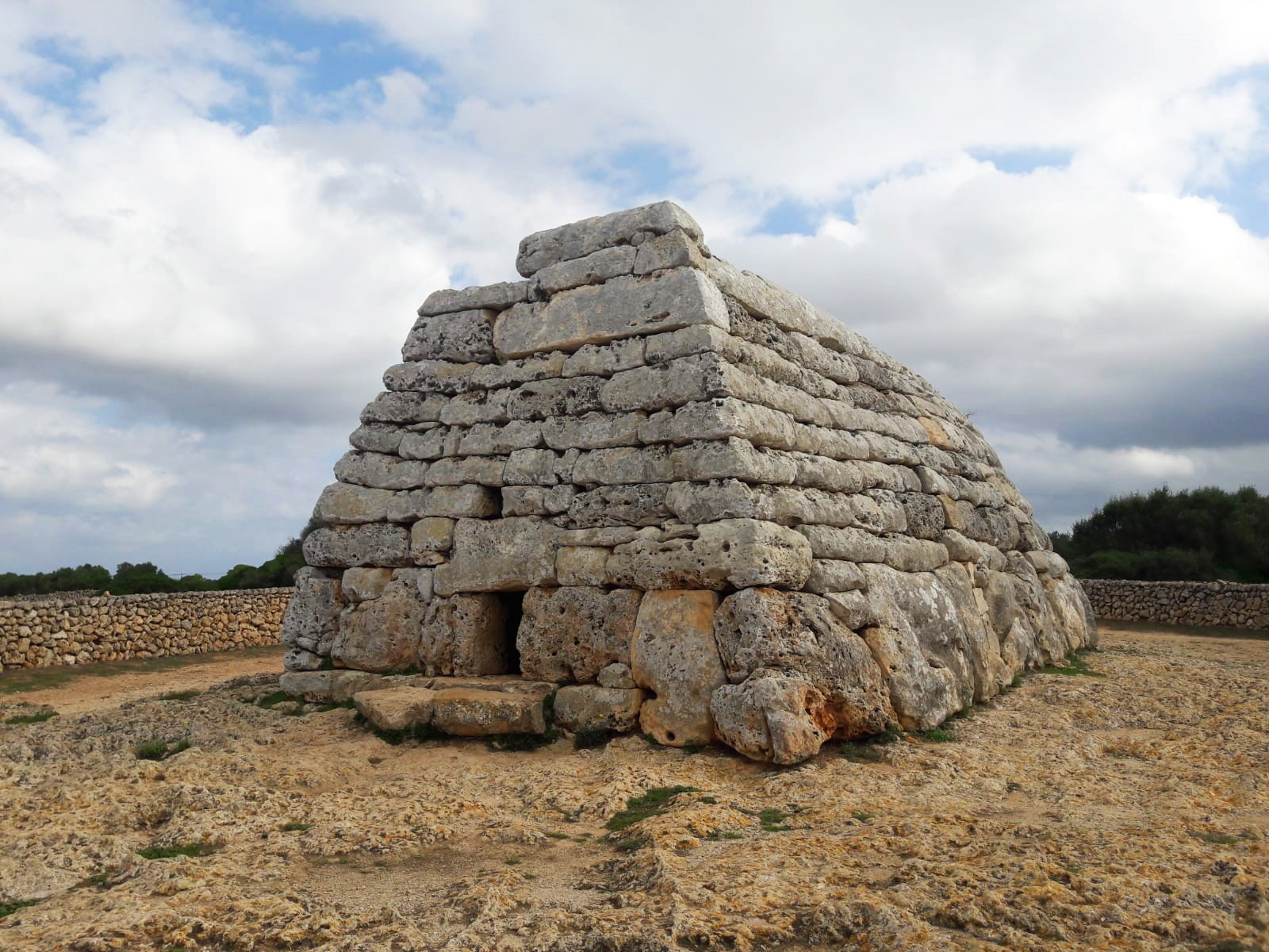 Naveta d'es Tudons in Menorca 