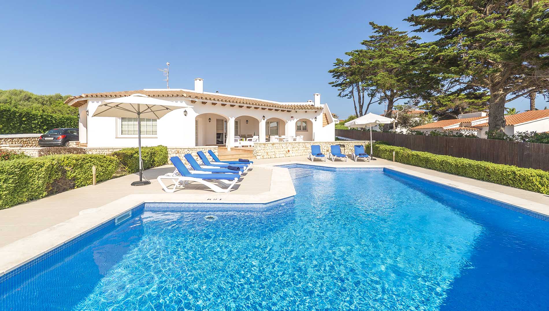 Villas with pools in Punta Prima