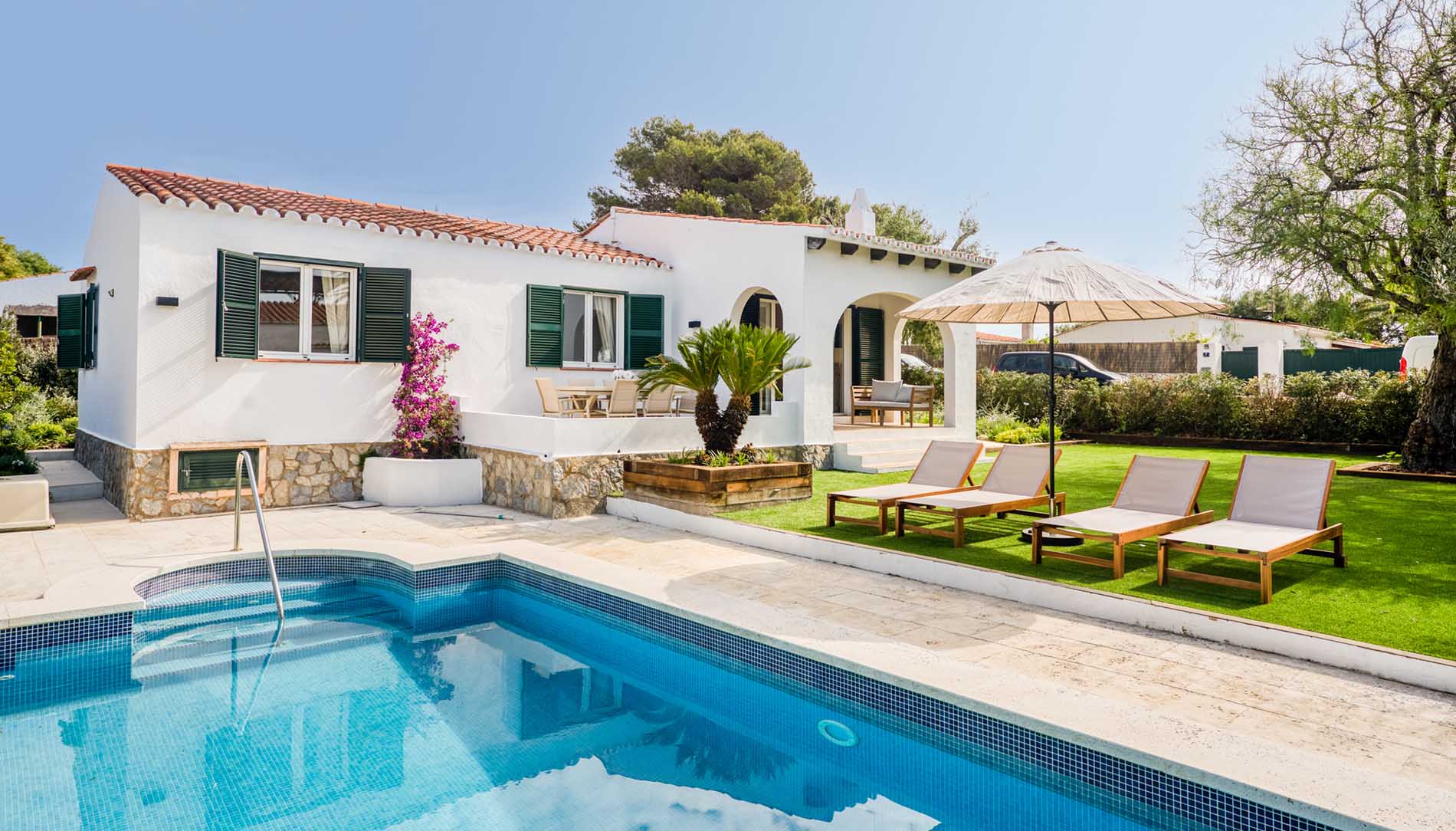 Villas with pools in Binibeca
