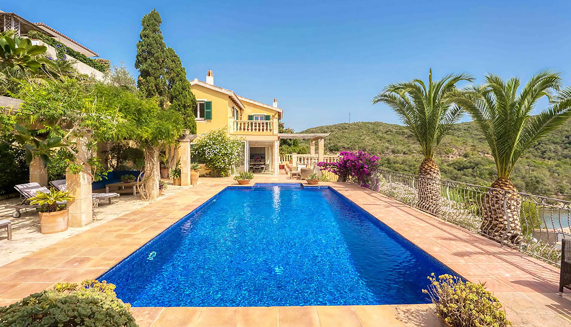Villas with pools in Mahon Harbour
